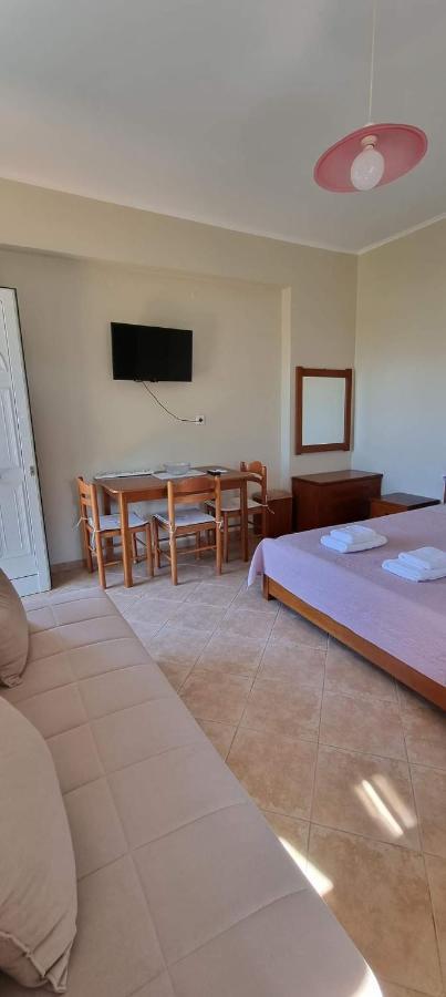 Studio Στην Πολη Των Τρελων Νερων Villa Chalkís Buitenkant foto