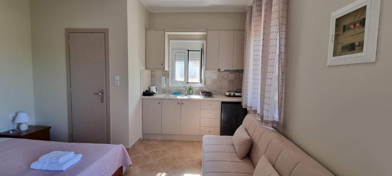 Studio Στην Πολη Των Τρελων Νερων Villa Chalkís Buitenkant foto